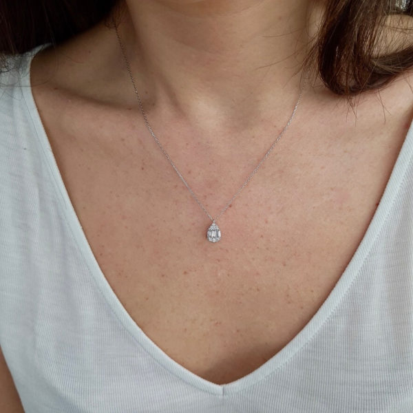 Collier poire diamants or blanc 18 carats